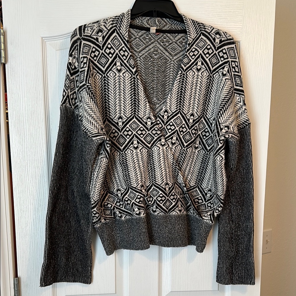 Pilcro Black and White V-Neck Sweater with Geometric Pattern Sz XL